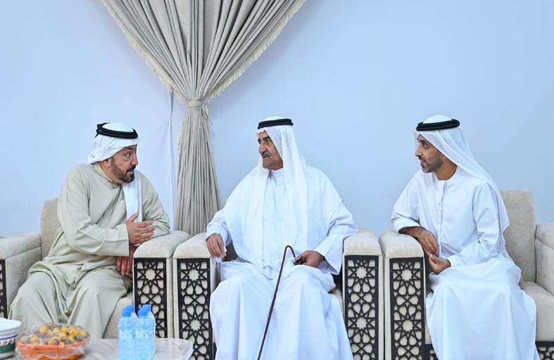 حاكم الفجيرة وولي عهده يتقبلان العزاء من أحمد بن حميد النعيمي بوفاة موزة بنت ‏عبيد المرّي