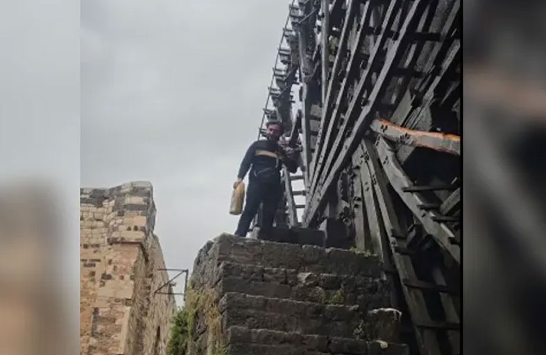 يسكب زيت السيارات على نواعير حماة