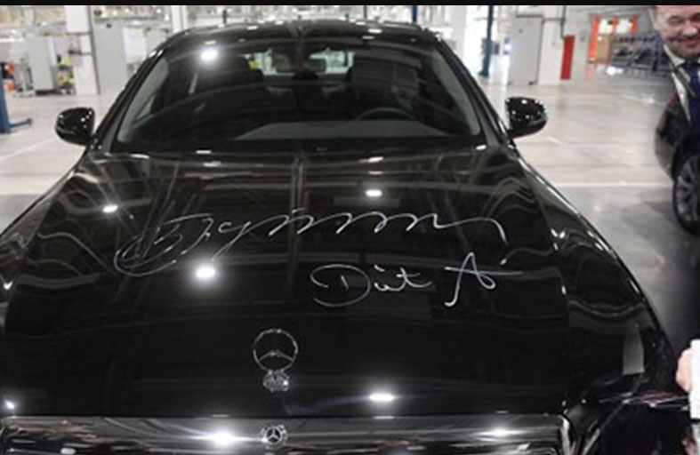 بوتين يهدي كيم سيارة روسية الصنع 