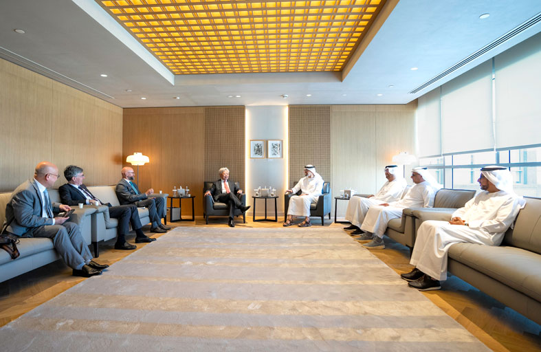 خالد بن محمد بن زايد يعقد لقاءً مع رئيس البنك الآسيوي للاستثمار في البنية التحتية 