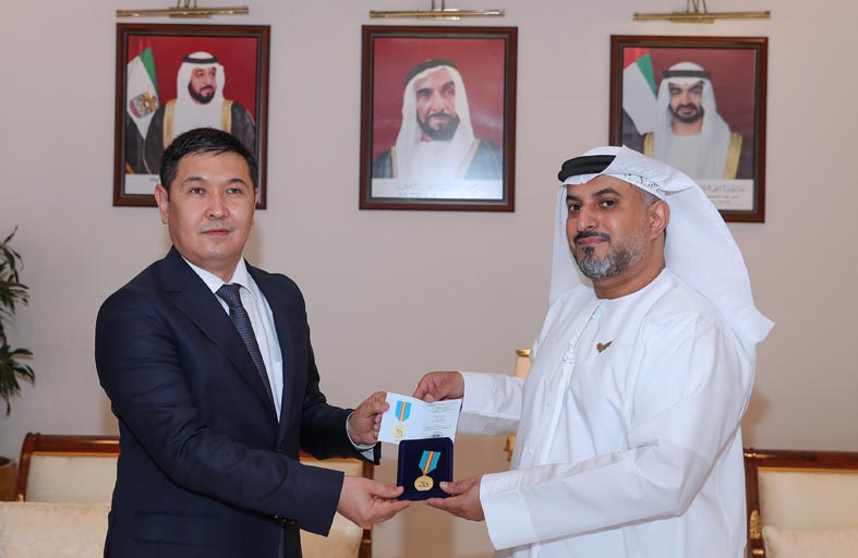 رئيس كازاخستان يمنح غرفة أبوظبي ميدالية اليوبيل