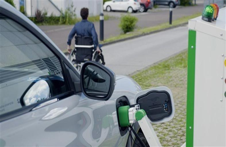 فورد تختبر شاحناً آليا لمساعدة المعاقين