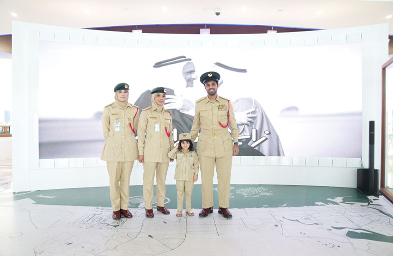 شرطة دبي تحقق أمنية طفلة بارتداء الزي العسكري وجولة بالدوريات الفارهة