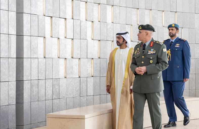 خليفة بن طحنون يستقبل رئيس أركان الحرس الوطني القبرصي في واحة الكرامة