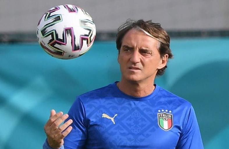 مانشيني يلجأ إلى عامل بناء سابق لترميم منتخب إيطاليا