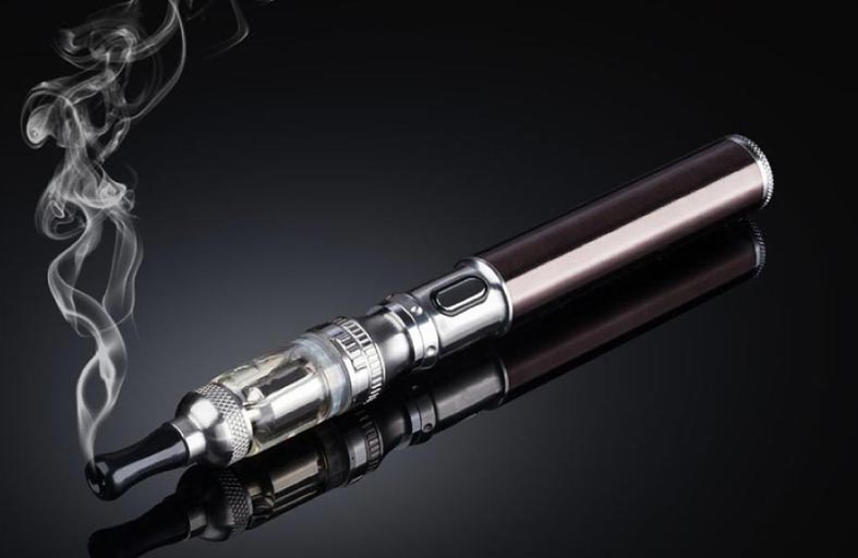 سيجارة إليكترونية تحرق سيارة