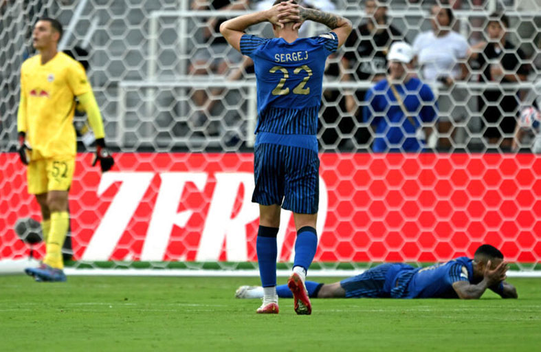 نيفيش يتحسر لعدم ترجمة الهلال فرصه الهجومية 