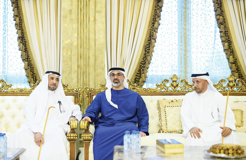 خالد بن محمد بن زايد يعزي محمد سعيد البادي في وفاة والدته