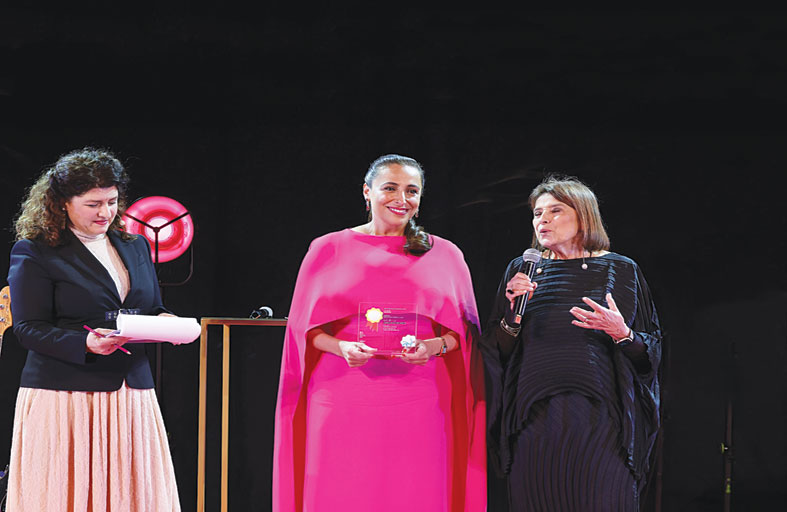 بدور القاسمي أول امرأة خليجية تفوز بجائزة بولونيا راجازي في معرض بولونيا لكتاب الطفل 2025