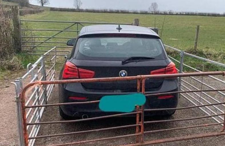 ركن سيارته أمام مدخل مزرعة.. فانتقم الفلاح بـ طريقة جهنمية