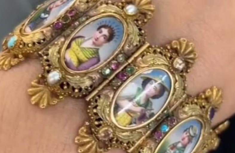 امرأة تعثر على سوار عمره 200 عام 