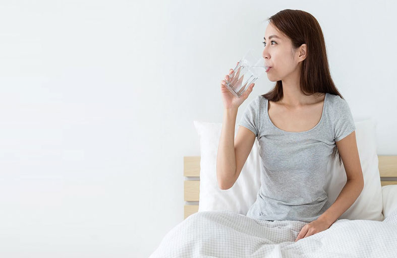 أضرار الإكثار من شرب الماء قبل النوم