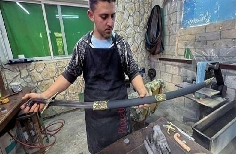 يصنع السيوف بقطع غيار السيارات