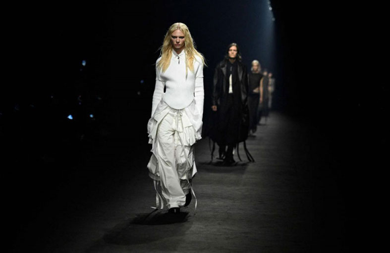 الموضة النسائية  تعود إلى الرصانة 