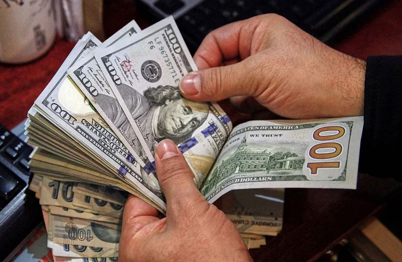 الدولار يهبط وسط توقعات بانتهاء دورة رفع فائدة الاتحادي 