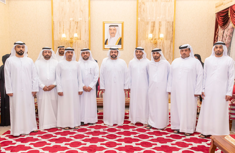 محمد بن حمد يكرم 20 خريجًا من حمَلة الماجستير ويهنئهم على إنجازهم