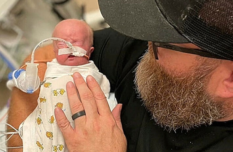 أصغر طفل خديج في العالم يحتفل بعيد ميلاده الأول