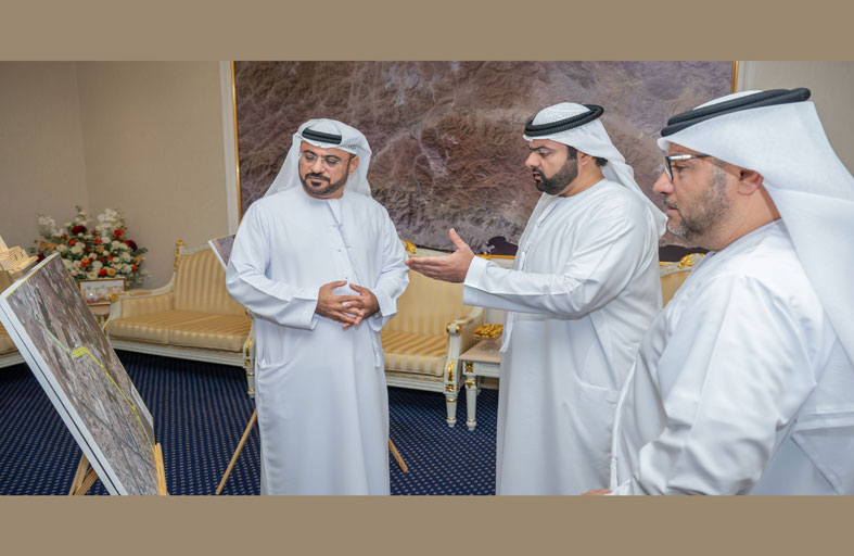 محمد الشرقي يطّلع على الخطط والمشاريع التطويرية لبلدية دبا الفجيرة