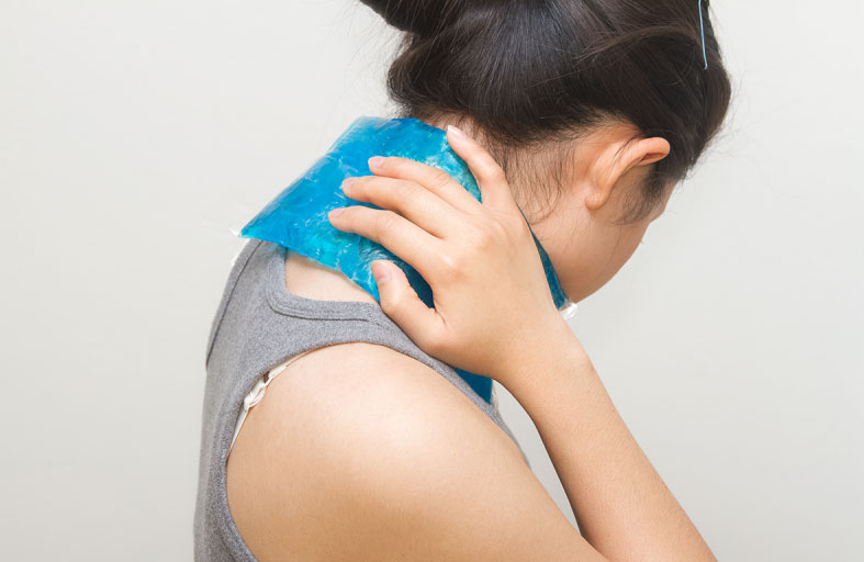 تحذير طبي: وضع الثلج على الرقبة في الحر قد يكون قاتلاً