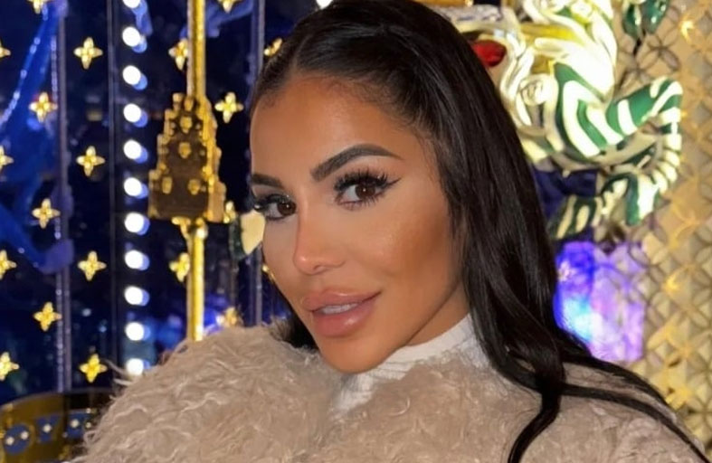 اعتداء مروّع يشوّه وجه مؤثرة داخل منزلها