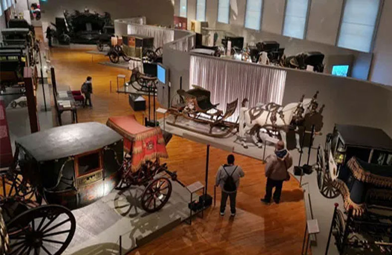 عشية عيد الميلاد.. عربة إمبراطور النمسا تجذب السياح 