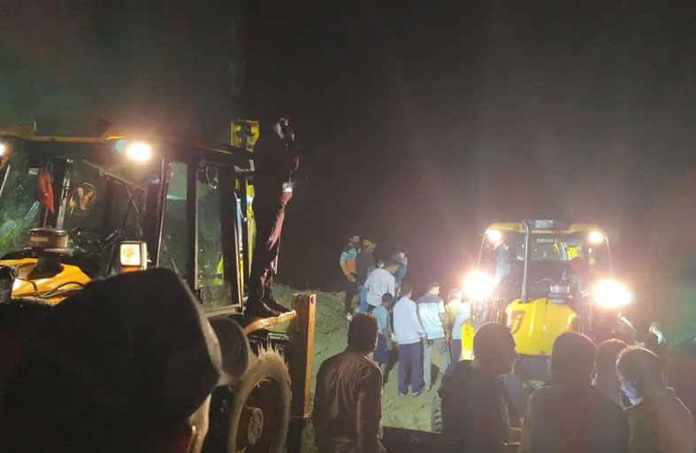 انهيار أرضي يبتلع حافلة .. ويودي بحياة 18 شخصاً