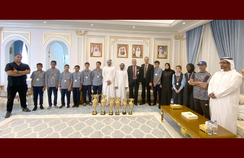 مسلم بن حم يكرم الطلبة الفائزين بماراثون أجيال الزعيم من مدرسة دار العلوم