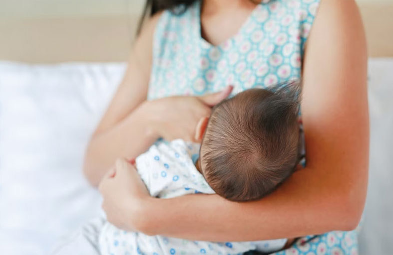 تقتل طفلتها خنقًا أثناء إرضاعها