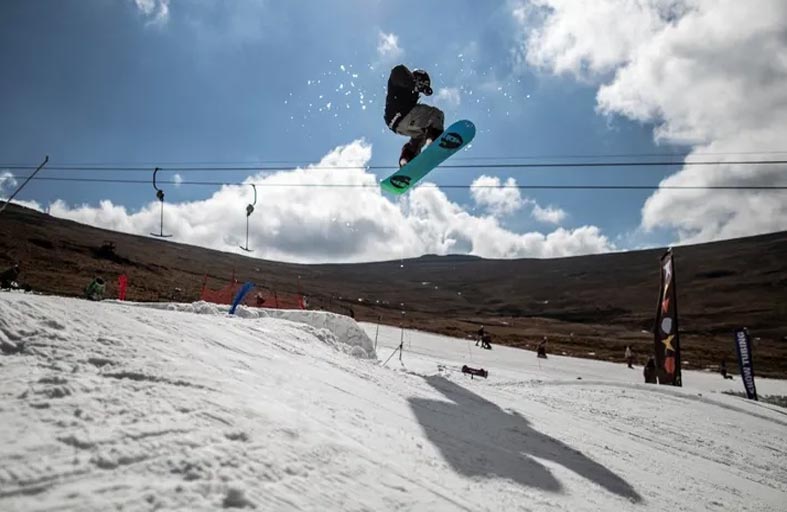 التزلج على الجليد في الصيف بدولة إفريقية !