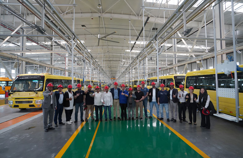 وفد من مواصلات الإمارات ومؤسسة الإمارات للتعليم المدرسي يختتم زيارة موسعة إلى مصانع الحافلات المدرسية في الصين 