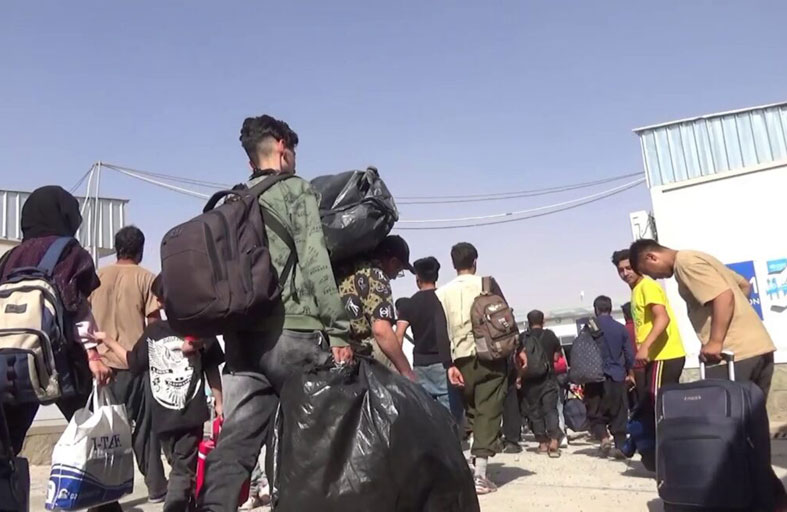 طالبان: إيران ترحل 300 ألف أفغاني خلال 12 يومًا
