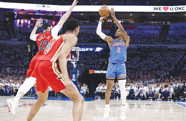 ثاندر الوحيد من دون خسارة بعد هزيمة أولى لسبيرز وبولز 