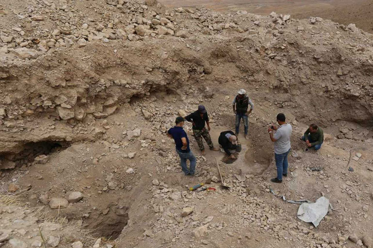 فلاح سوري يعثر على لوحة فسيفسائية أثرية 