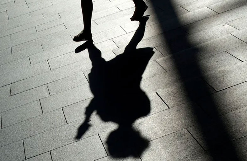 رجل يبيع ابنته مقابل 6 آلاف دولار