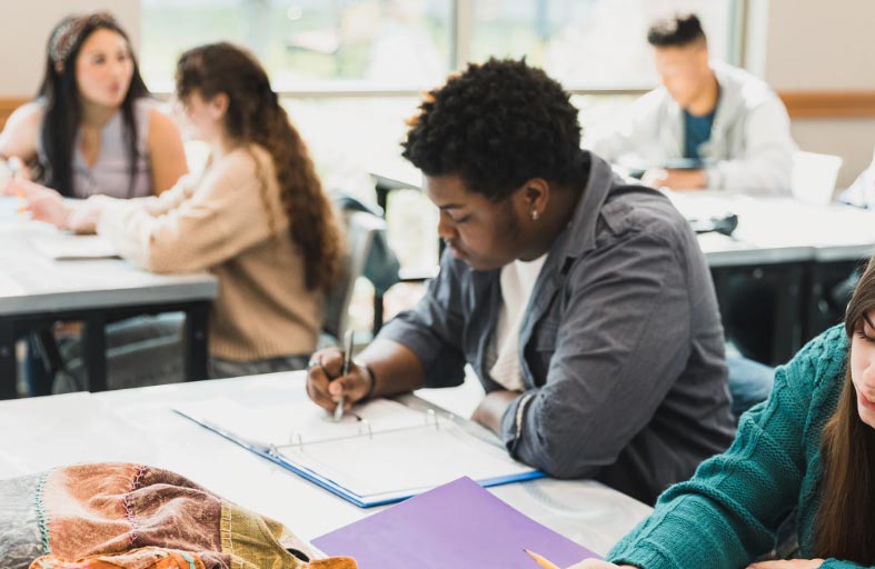 مدرسة تؤجل حفل التخرج بعد رسوب 85% من طلابها