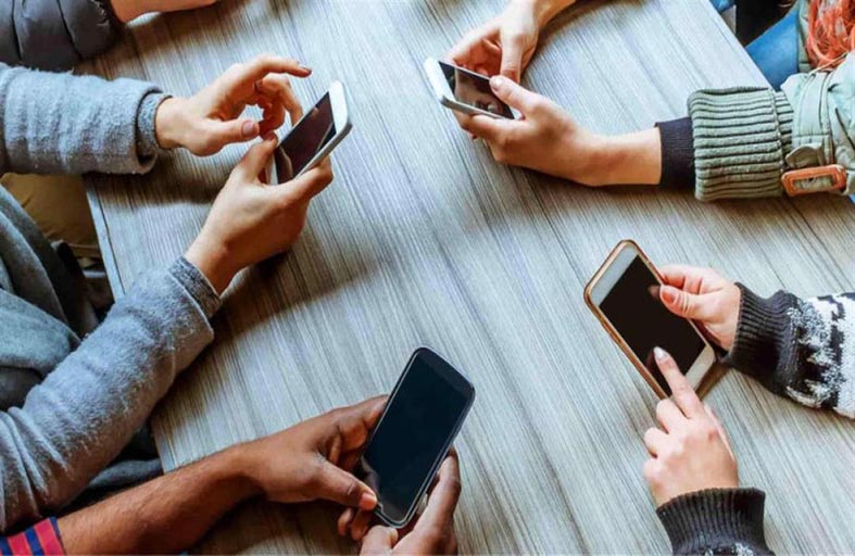 المطالعة بالهواتف الذكية يفقد التركيز 