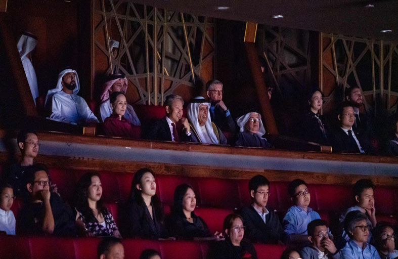 سعود بن صقر يشهد عروض فرقة الباليه الوطنية الصينية على مسرح دبي أوبرا 