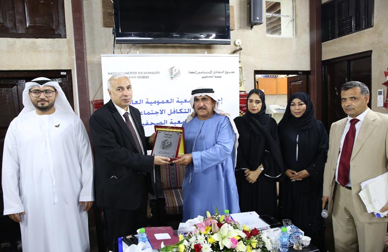 درع جمعية الصحفيين الإماراتية لرئيس وكالة أنباء الشرق الأوسط