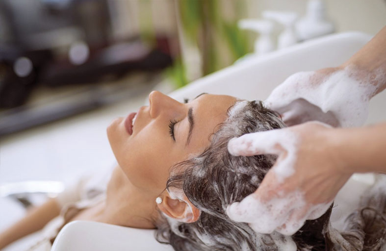 للعناية بالشعر في الصيف.. كم عدد المرات المثالية لغسله؟