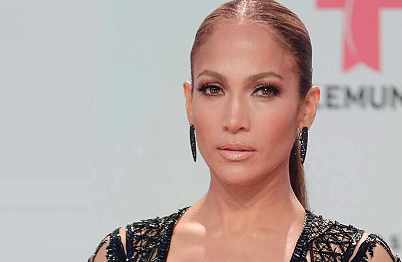 جينيفر لوبيز تستعرض أناقتها على شكل الساعة الرملية 