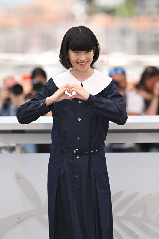 الممثلة يوي سوزوكي خلال جلسة تصوير لفيلم «رينوار» في الدورة 78 من مهرجان كان السينمائي. (ا ف ب)