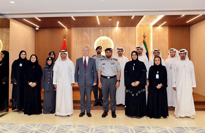 قائد عام شرطة أبوظبي يلتقى حملة الماجستير من أكاديمية ربدان