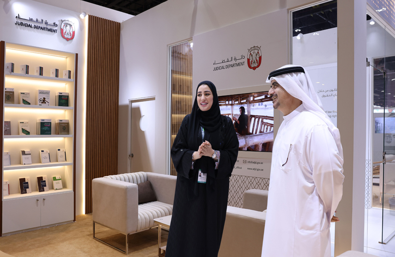 قضاء أبوظبي تعرّف بالتشريعات الرياضية في معرض الصيد والفروسية 