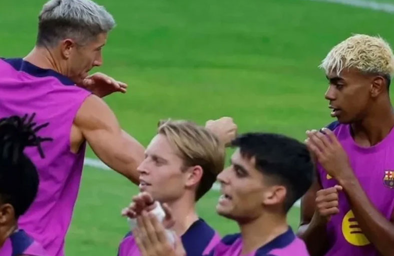 لامين يامال وليفاندوفسكي يتبادلان اللكمات