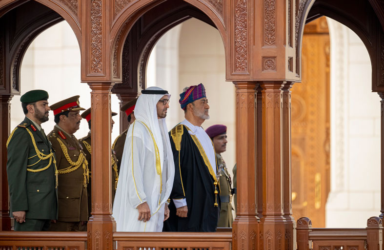 جرت لسموه مراسم استقبال رسمي و شعبي .. محمد بن زايد يصل إلى قصر العلم بمسقط