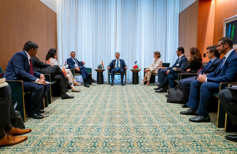 عبدالله بن زايد يعقد اجتماعا ثلاثيا مع وزيري خارجية الهند وفرنسا في نيويورك