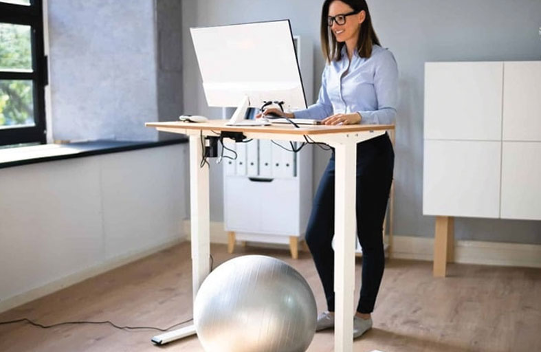 هل تشكو من آلام الظهر؟ الحل 30 دقيقة جلوساً و15 وقوفاً