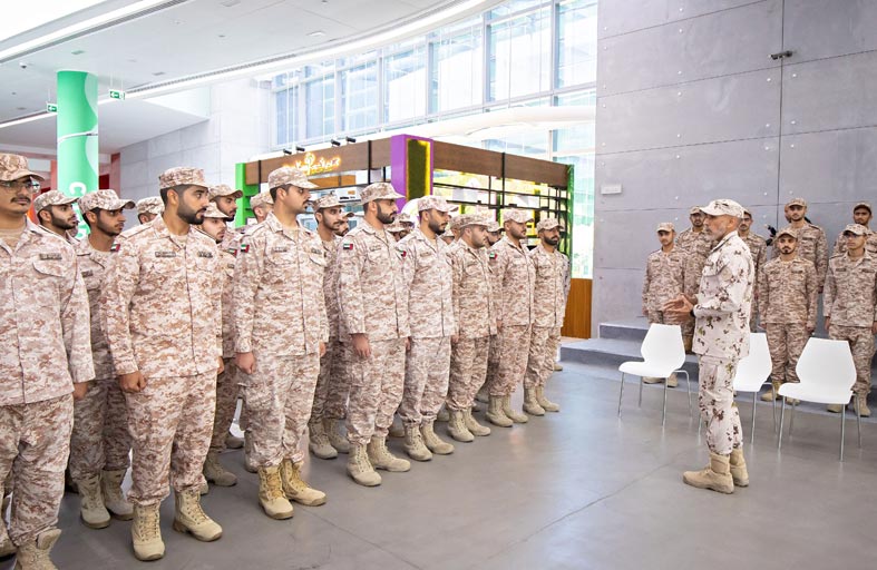 أحمد بن طحنون يشهد حفل تخريج طلبة برنامجي النخبة وطموح في جامعة خليفة