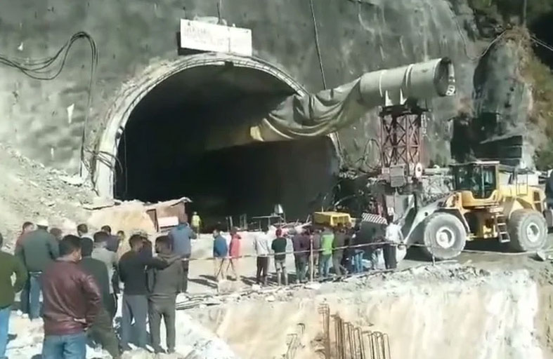 40 عاملا عالقون إثر انهيار نفق 