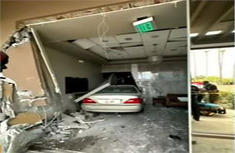 سيارة تقتحم صالون حلاقة ونجاة الزبائن بأعجوبة